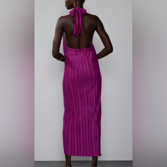 💜V-Neck Halter Plisse Dress - Picture 3 of 8